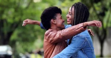 İki en iyi arkadaş sarılıyor. Afrikalı kadınlar dışarıda kucaklaşır