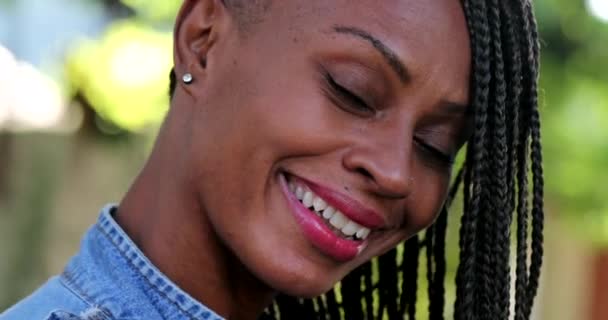 Afrikansk Svart Kvinna Med Dreads Leende — Stockvideo