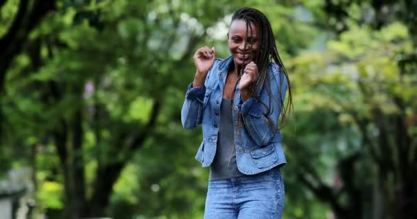 Lycklig Afrikansk Kvinna Dansar Utomhus Glädje Person Danser Firar Framgång — Stockvideo