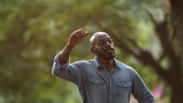 Hombre Africano Feliz Bailando Celebrando Éxito Fuera — Vídeos de Stock