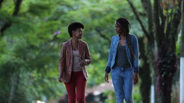 Wanita Afrika Berjalan Luar Sambil Berbicara Dalam Percakapan — Stok Video