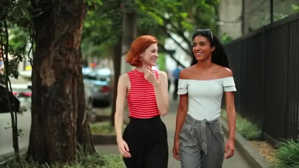 Πολυεθνικές Φιλενάδες Περπατούν Στο Πεζοδρόμιο Της Πόλης — Αρχείο Βίντεο