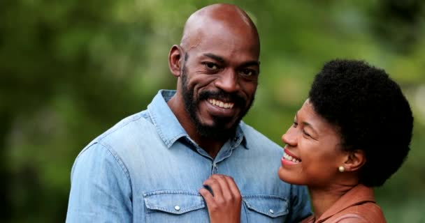 Счастливая Черная Пара Улыбается Два Африканца Вместе Портреты — стоковое видео