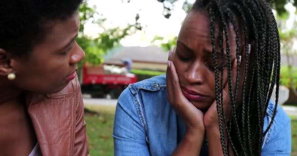 Друг Утешает Депрессивную Женщину Человека Поощряя Успокаивая Дружбу — стоковое видео