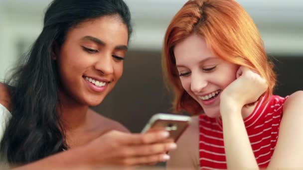 Amigos Verificando Celular Rindo Sorrindo Duas Namoradas Olhando Para Smartphone — Vídeo de Stock
