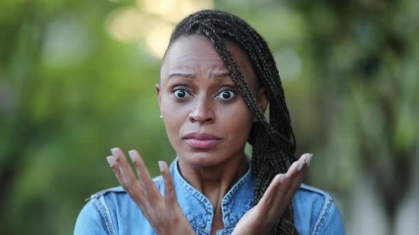 Afrikalı Kadın Duygusuz Yakın Çekim Yüzü — Stok video