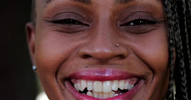 Mulher Africana Sorridente Macro Close Rosto — Vídeo de Stock