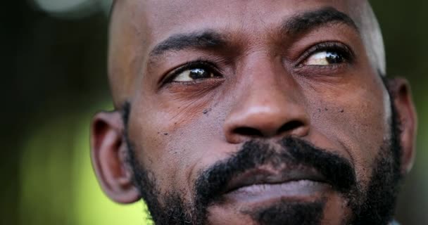Страшное Лицо Африканца Задумчивый Черный Человек — стоковое видео