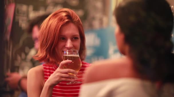 Jovem Pub Bebendo Cerveja Noite Sincero Casual — Vídeo de Stock
