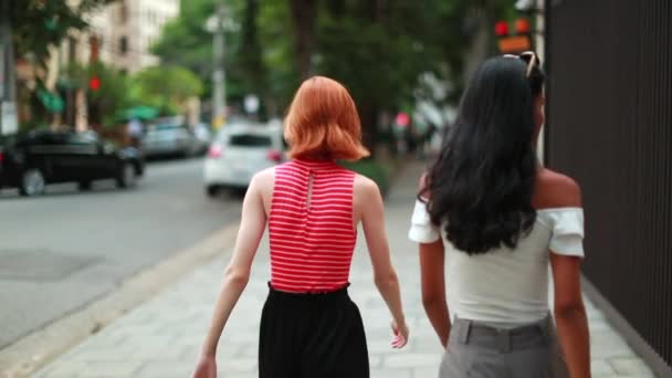 Вид Ззаду Двох Молодих Жінок Ходять Разом Місті Досить Багаторасові — стокове відео