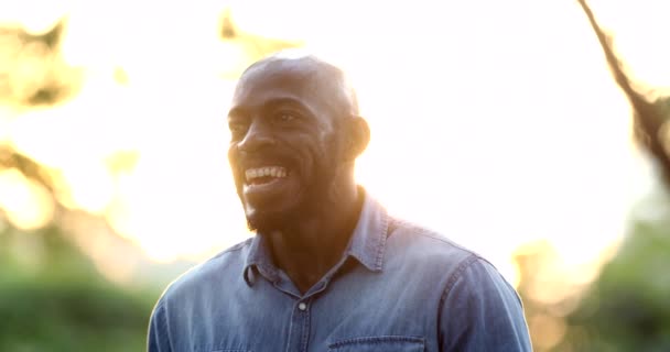 Glad Svart Afrikansk Man Ler Glad Person Karismatisk Vänlig Känsla — Stockvideo