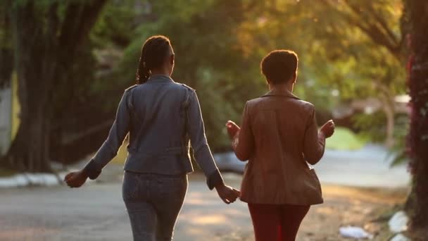 Pessoas Felizes Dançando Volta Duas Mulheres Negras Comemorando Sucesso Andando — Vídeo de Stock