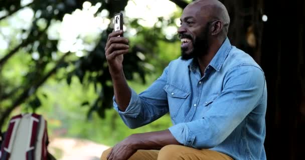 Африканский Человек Празднует Успех Черный Парень Улыбкой Телефоне — стоковое видео
