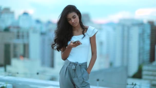 Menina Bonita Preto Usando Dispositivo Celular Com Paisagem Vista Cidade — Vídeo de Stock