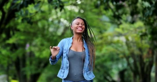 Glad Afrikansk Kvinna Dansar Ute Gatan — Stockvideo