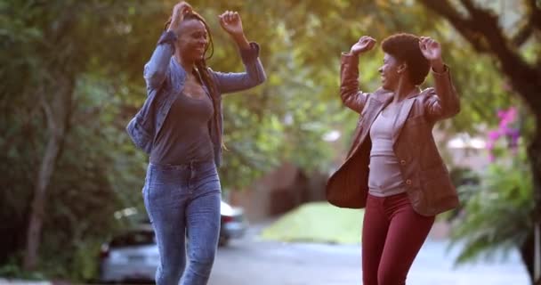 Dışarıda Dans Eden Iki Kadın Haberi Kutluyor Afrikalı Siyahi Etnik — Stok video