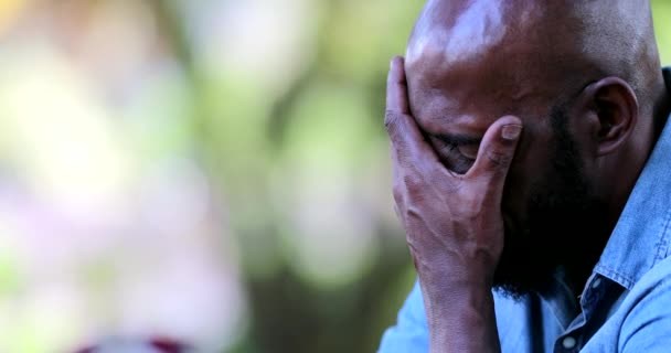Znepokojený Africký Muž Zakrývá Tvář Rukou Mají Potíže — Stock video