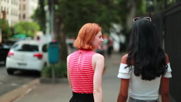 Πίσω Από Δύο Φίλες Περπατάνε Μαζί Στο Πεζοδρόμιο Της Πόλης — Αρχείο Βίντεο