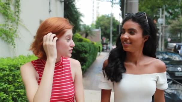 两个朋友走在城市街道上 多种族女孩 — 图库视频影像