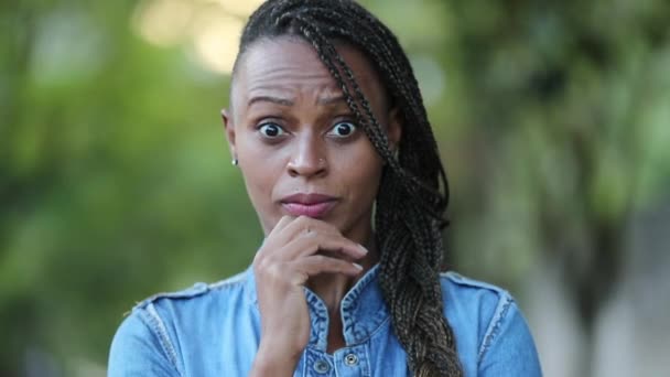 Mulher Africana Surpreendeu Reação Emoção Choque Pessoa — Vídeo de Stock