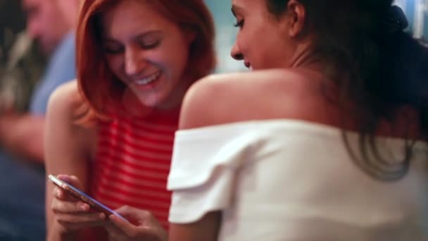 Jovem Mulher Mostrando Dispositivo Tela Smartphone Para Amigo Feminino Noite — Vídeo de Stock