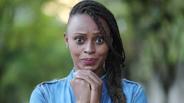 Femme Africaine Hochant Tête Oui Dans Confirmation Affirmation Positive Émotion — Video