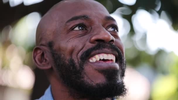 Glücklicher Afrikanischer Mann Der Sich Frei Fühlt Schwarze Person Blickt — Stockvideo