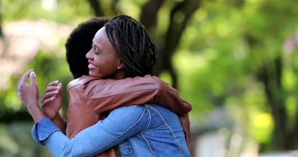 Deux Meilleures Amies Rencontrent Les Femmes Africaines Câlinent Embrassent Dehors — Video
