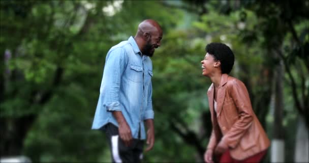 Siyahi Afrikalı Çift Gülüyor Nsanlar Gerçek Hayatta Güler — Stok video