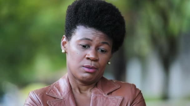 Endişeli Afrikalı Kadın Endişeli Siyahi Insan Çözüm Düşünüyor — Stok video