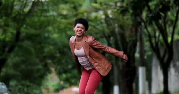 Szczęśliwa Afrykańska Kobieta Skacze Radości Świętując Sukces — Wideo stockowe