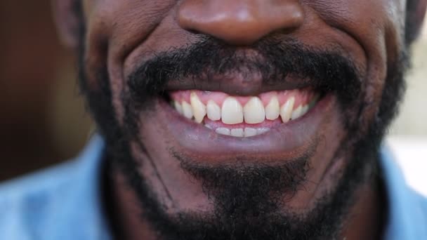 Hombre Africano Feliz Boca Sonriente Macro Primer Plano Detalle Labios — Vídeos de Stock