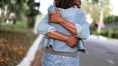 Siyah çift birbirini kucaklıyor. Afrikalı mutlu kucaklaşma