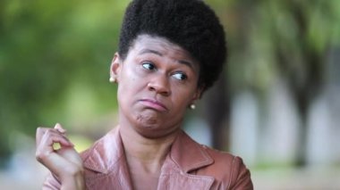 Endişeli Afrikalı kadın. Siyahların haberlere tepki verdiğinden şüpheliyim.