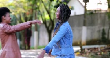 Samimi iki kadın kucaklaşır. Afrikalı kızlar sarılır ve sever