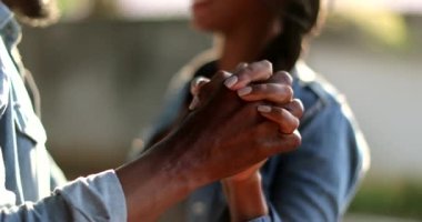 Çift el ele tutuşup kucaklaşır. Parkta sarılan Afrikalı etnik kökenliler