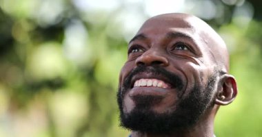 Gülümseyen tatmin olmuş Afrikalı bir adam. Kendinden emin siyah kişi.