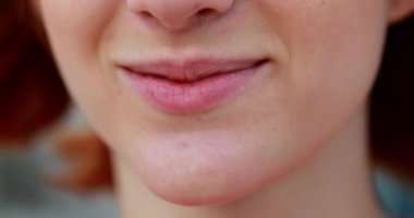 Gülümseyen genç kadın dudakları. Zencefilli kız dudakları gülüyor