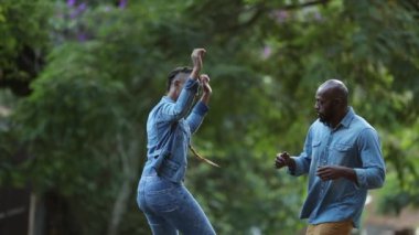 Sokakta dans eden mutlu insanlar, hayat dansını kutlayan Afrikalı çift.
