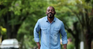 Afrikalı adam mutlu bir şekilde dans ediyor.