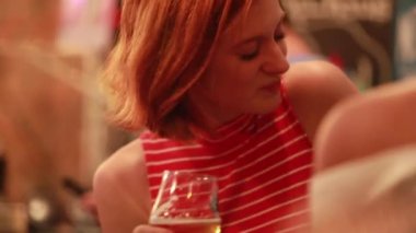 Açık yürekli genç bir kadın konuşuyor ve geceleri arkadaşını dinliyor, bira içiyor..