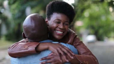 Siyahi kadın sarılıyor adama, Afrikalı çift sarılıyor