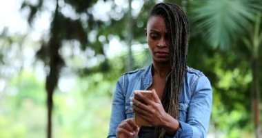 Şok içinde ağzı kapalı bir kadın haberlere tepki veriyor.