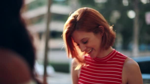 Pretty Girl Bashful Reaksi Senyum Kehidupan Nyata Bawah Sinar Matahari — Stok Video
