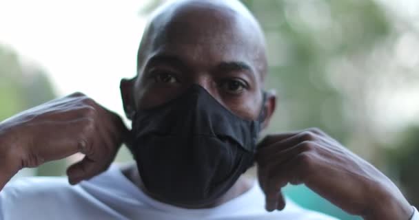 Αφρικανός Αφαιρώντας Μάσκα Προσώπου Covid Αίσθημα Ανακούφισης — Αρχείο Βίντεο