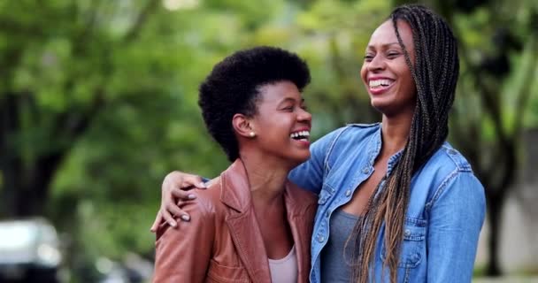 Két Legjobb Afrikai Barátnő Áll Kint Utcán Kamerát Nézik — Stock videók