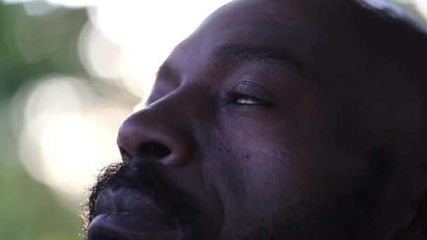 Schwarzafrikanischer Mann Schließt Die Augen Meditation Draußen Sonnenlicht Person Öffnet — Stockvideo