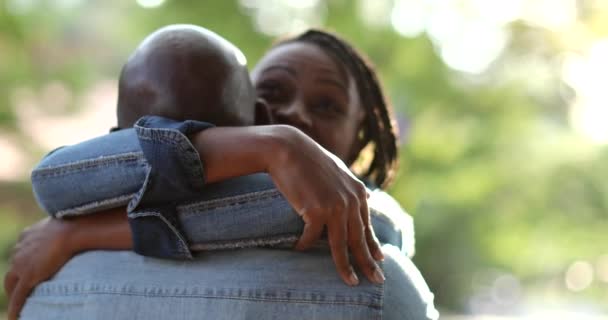 Duas Pessoas Abraçarem Parque Africano Casal Abraçar Com Luz Sol — Vídeo de Stock