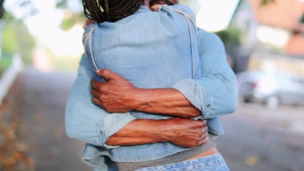Casal Africano Abraça Mulher Abraçando Amigo Masculino — Vídeo de Stock