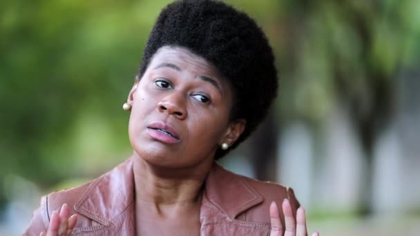 Düşünceli Siyahi Kadın Karara Tepki Veriyor — Stok video